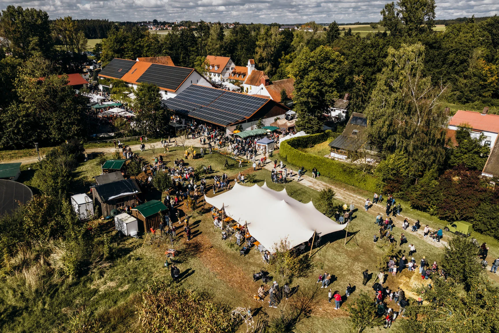 Stretchzelt auf den Außenflächen der Eventlocation Sickertshofen als Schlechtwetter-Option