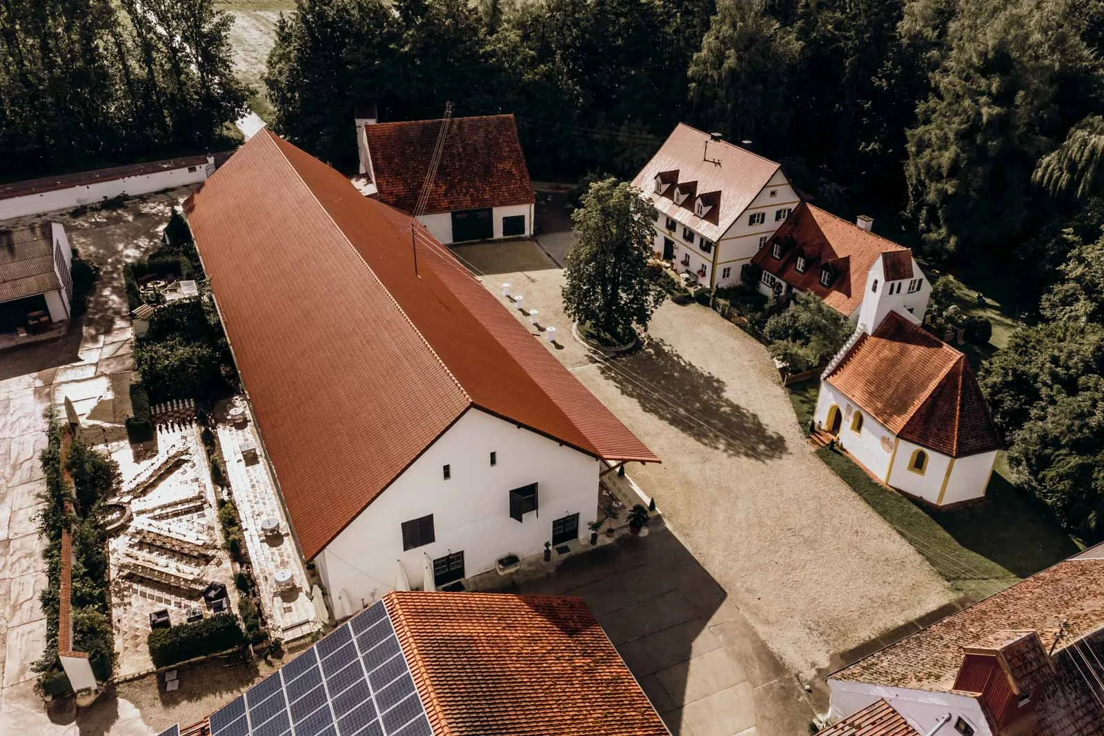 Außengelände und Innenhöfe der Eventlocation Sickertshofen für Hausmessen mit Maschinen und Fahrzeugen