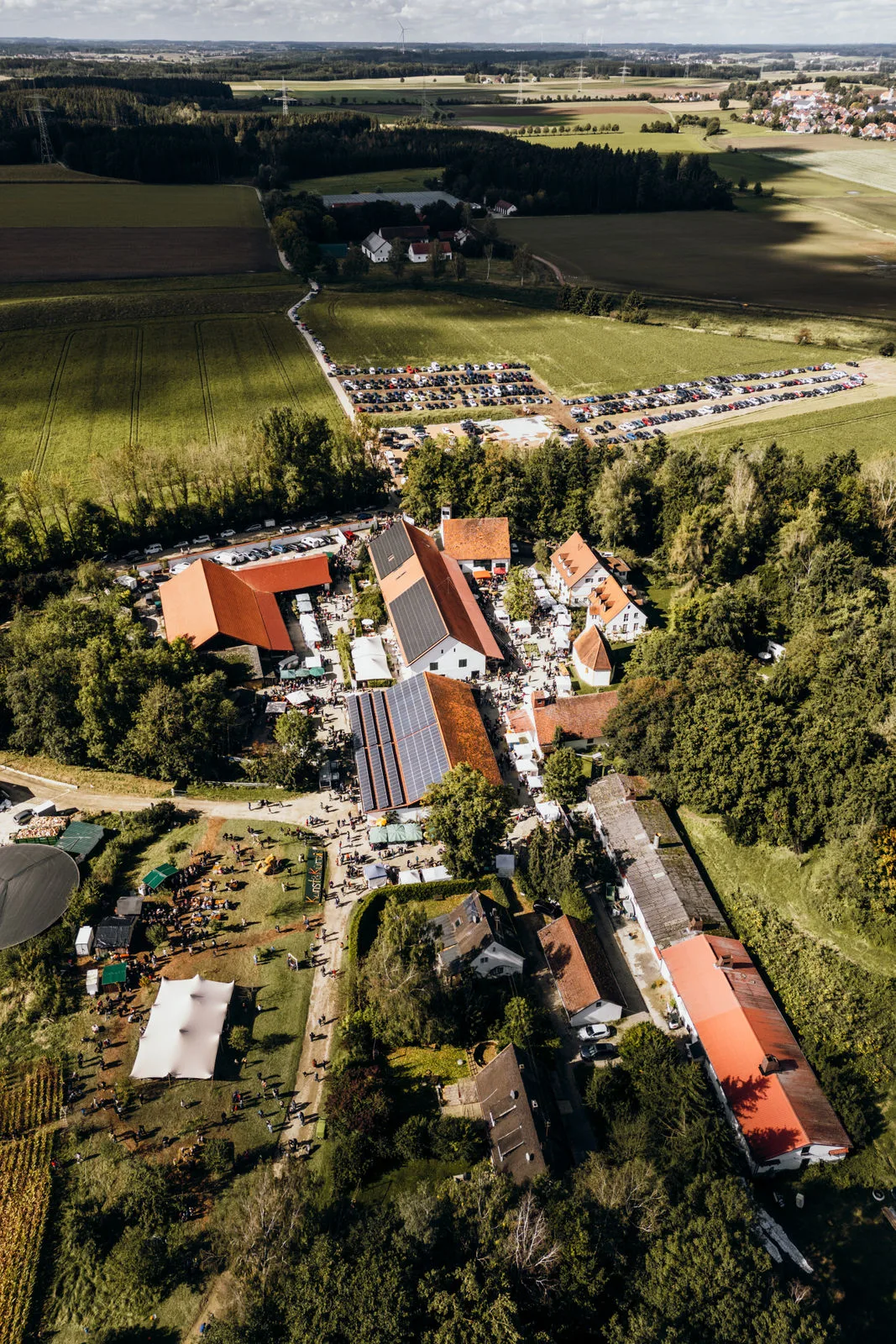 Luftbild vom Vierkanthof Sickertshofen als Eventlocation für Hausmessen