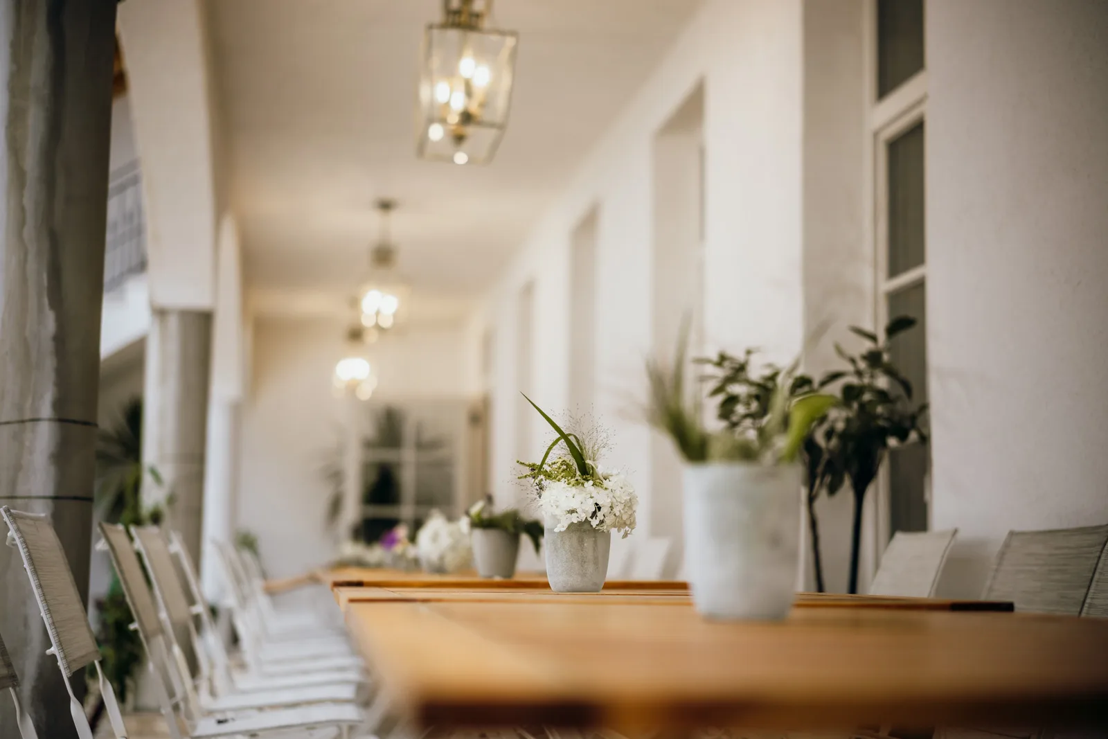 Galerie der Orangerie mit gedeckter Tafel im Hofgut Sickertshofen