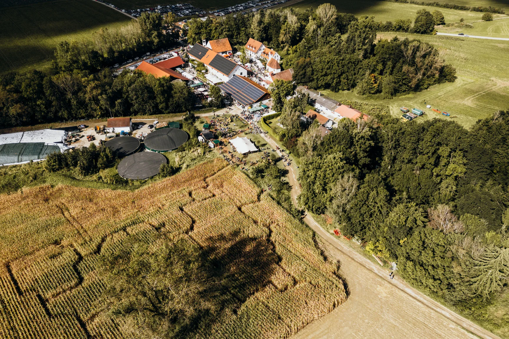Luftbild vom Hofgut Sickertshofen mit Biogasanlage Photovoltaik und Feldern für nachhaltige Firmenevents