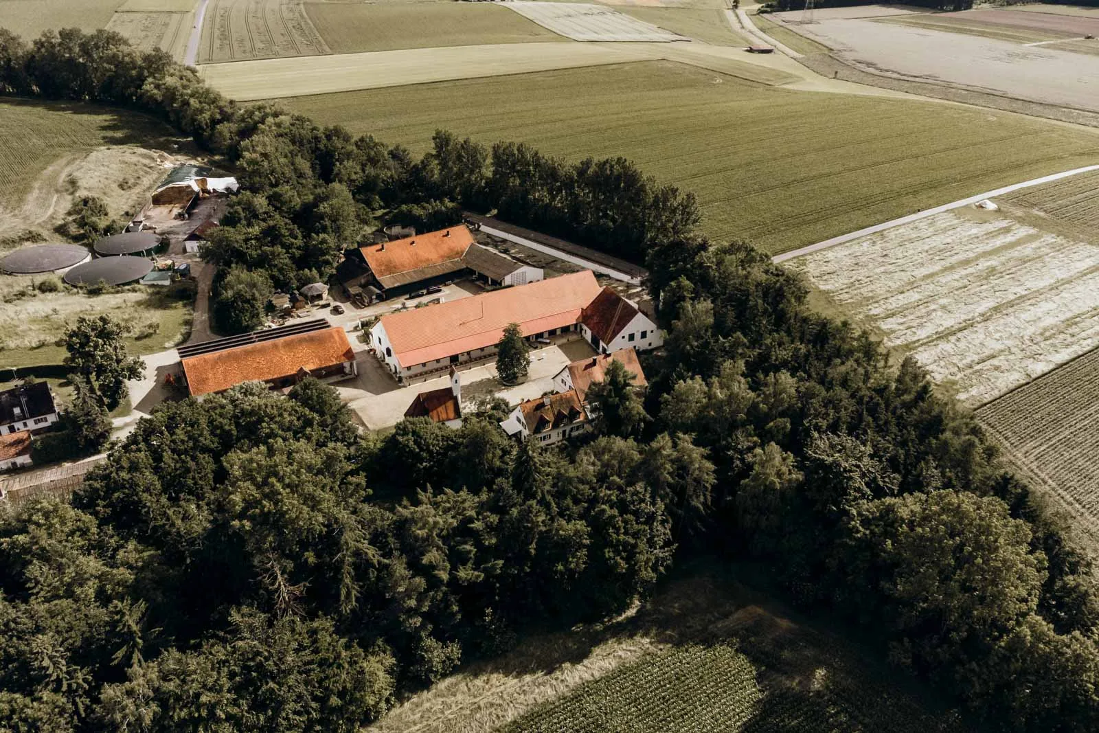 Hofgelände und Outdoorflächen der Eventlocation Sickertshofen für große Firmenevents und Sommerfeste