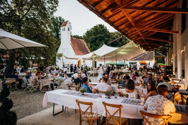 Abendveranstaltung unter dem Holzdach des Hofguts Sickertshofen, mit Lichterketten
