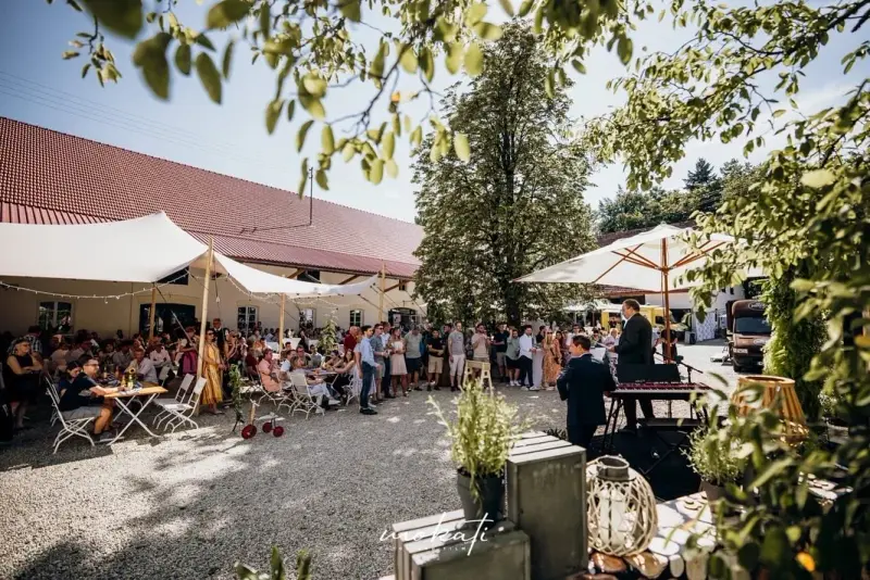 Live-Musik im Innenhof des Hofguts Sickertshofen bei einem Firmenevent