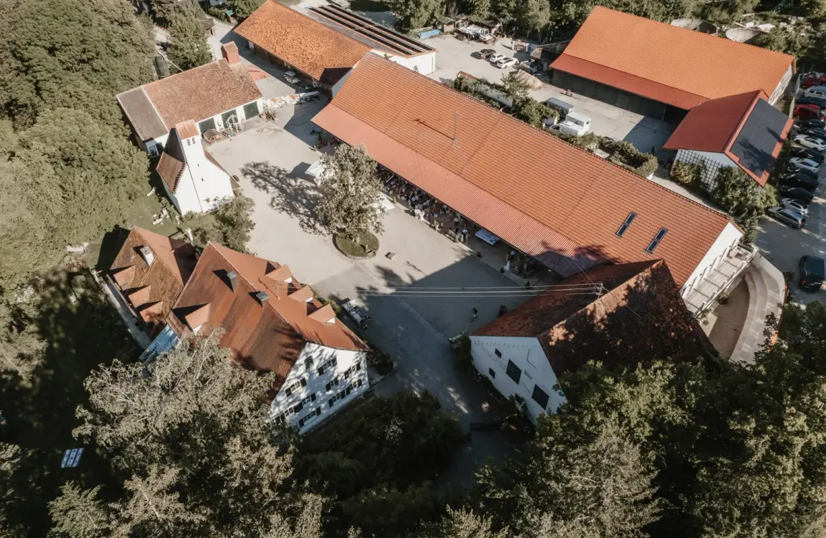 Firmen-Oktoberfest bei München, Hofgut Sickertshofen Luftaufnahme des Hofguts Sickertshofen bei München mit Festzelten und Gästen im Innenhof