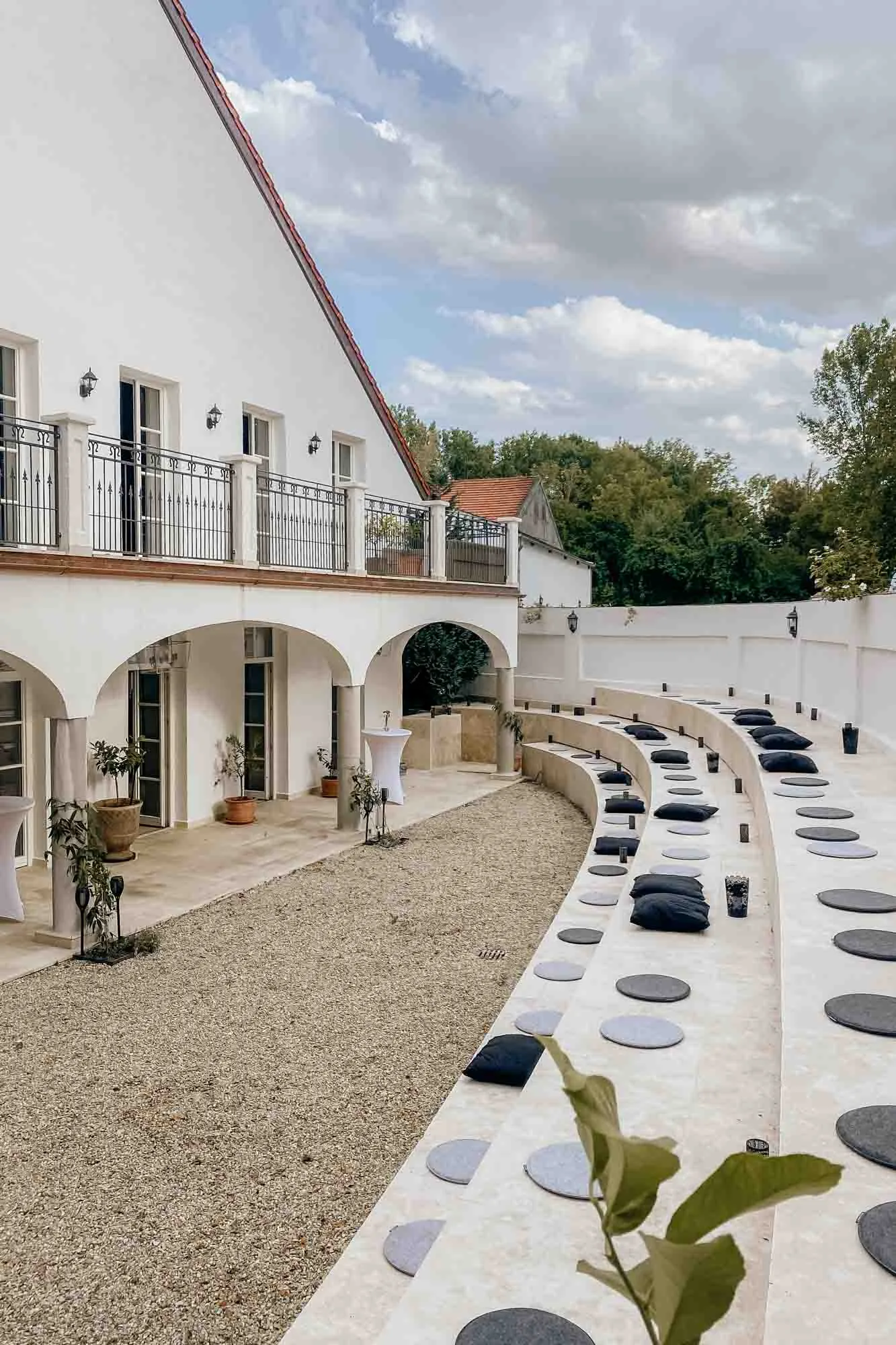 Amphitheater neben der Orangerie im Hofgut Sickertshofen für Open-Air-Präsentationen und Gruppenübungen