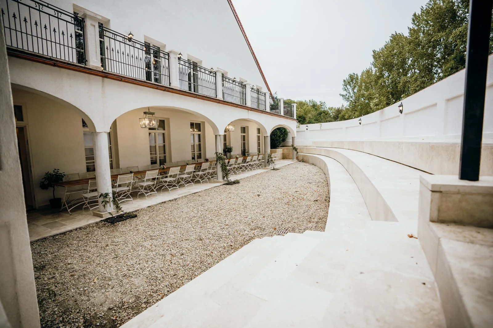 Amphitheater an der Orangerie im Hofgut Sickertshofen für Empfang und Open-Air-Programm beim Sommerfest