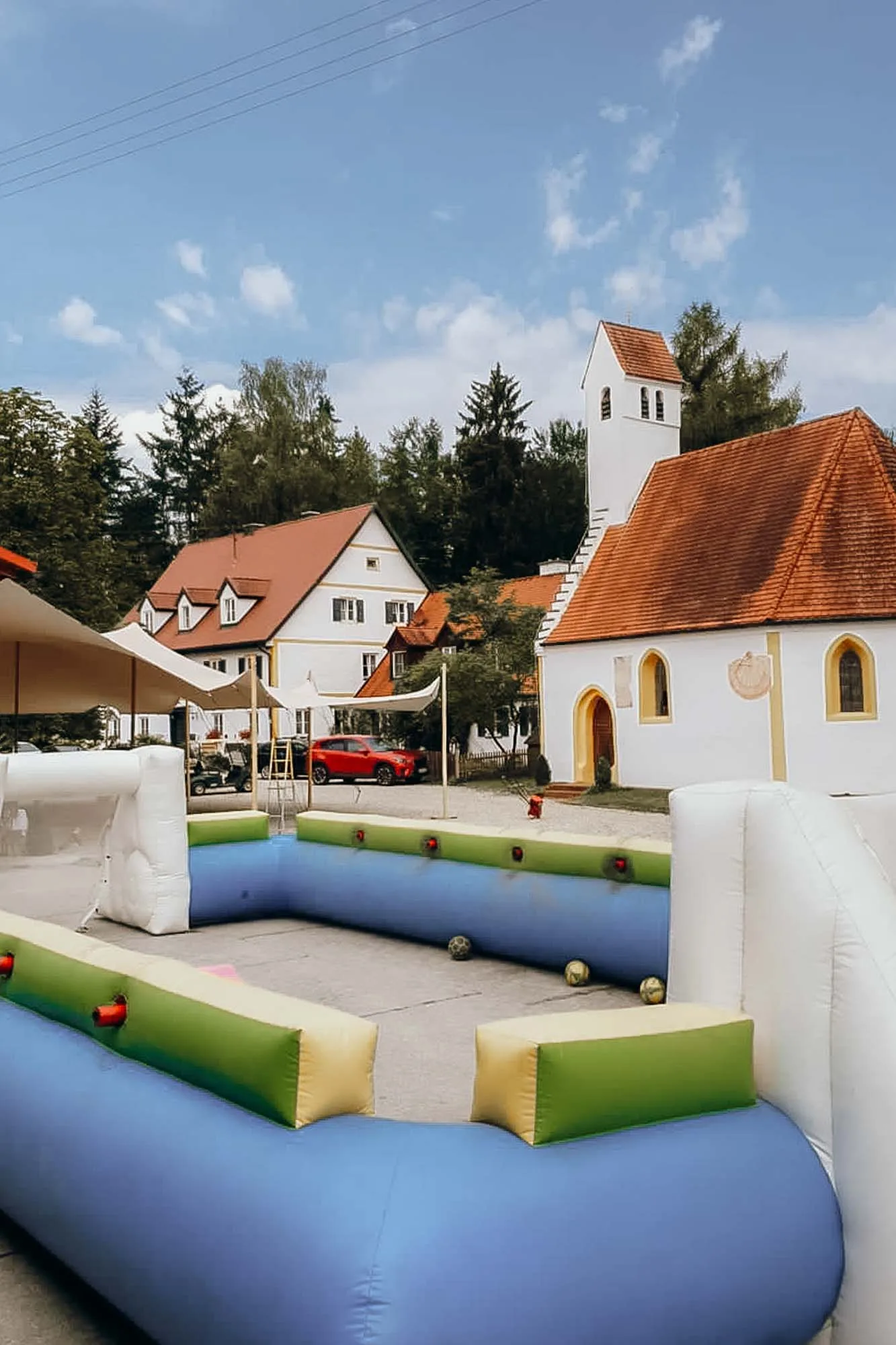Teambuilding-Aktion auf dem Hofgut Sickertshofen mit Gästen im Außengelände