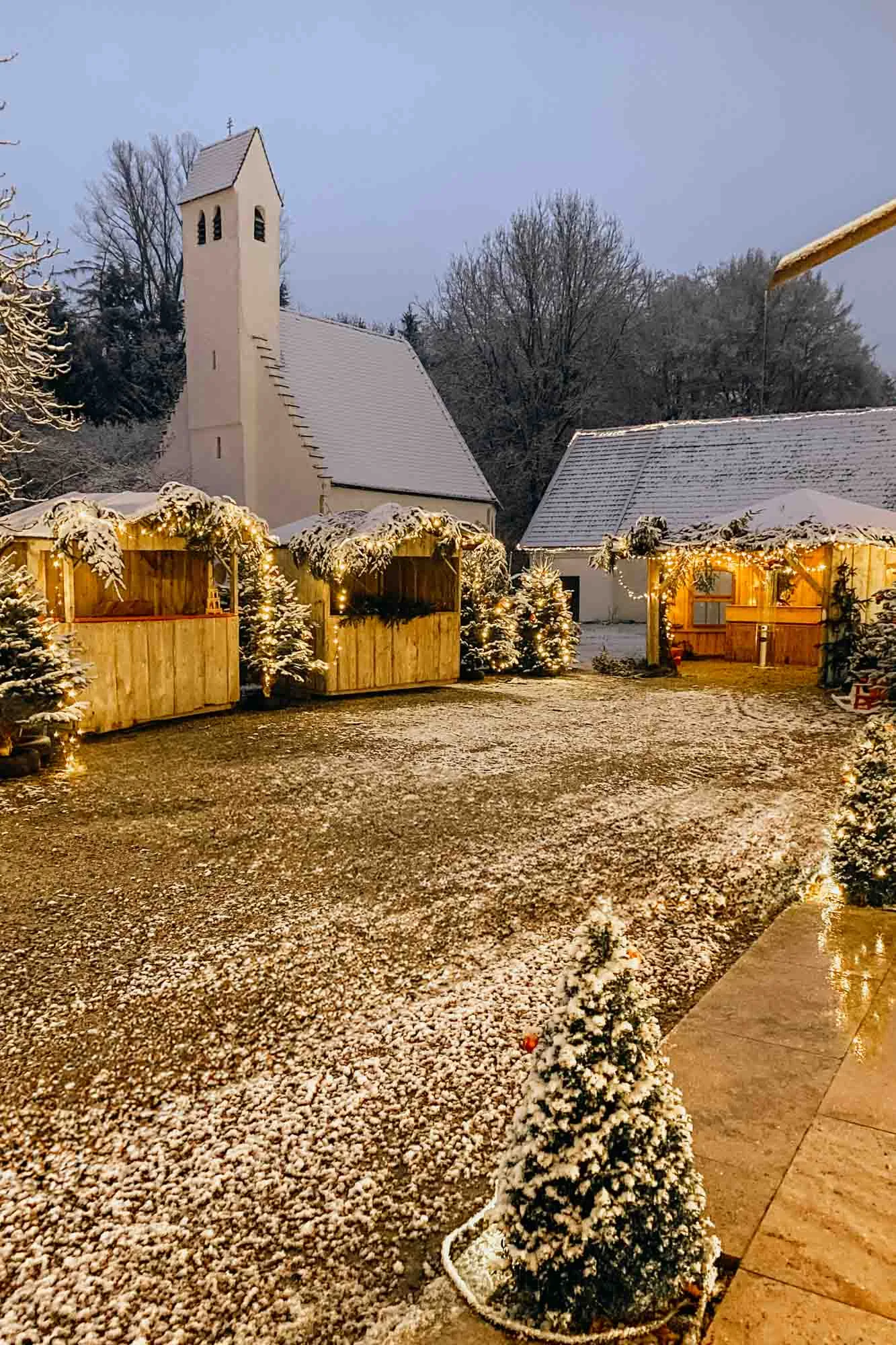 Firmenweihnachtsfeier im Hofgut Sickertshofen bei München mit festlich beleuchtetem Vierkanthof