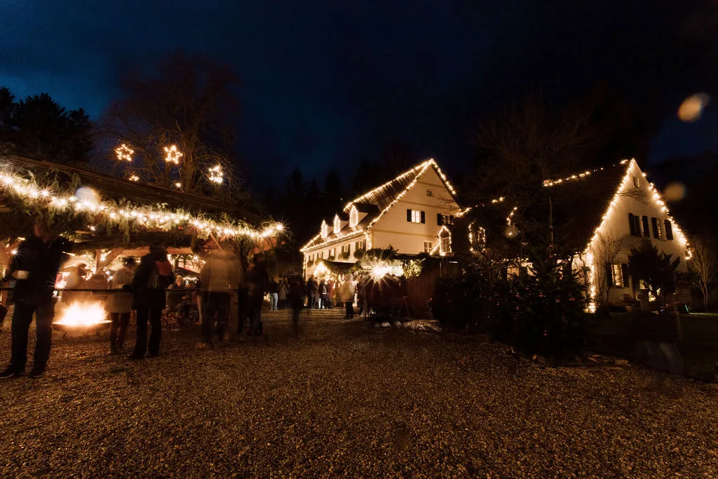 Winterlicher Abend mit Feuerstellen und Weihnachtslicht bei einer Firmenweihnachtsfeier im Hofgut Sickertshofen