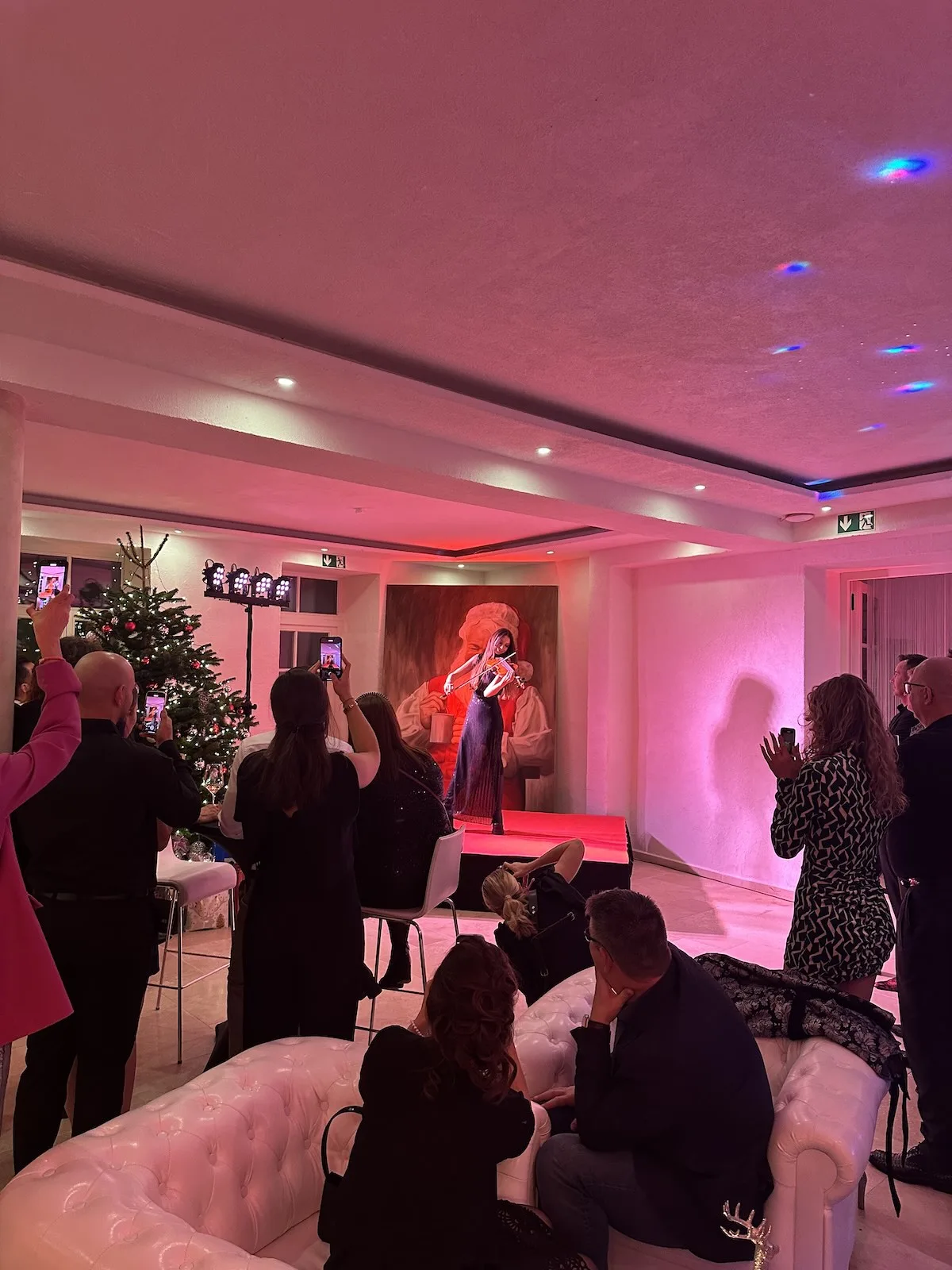 Live-Musik mit Violine bei einer Firmenweihnachtsfeier im Hofgut Sickertshofen